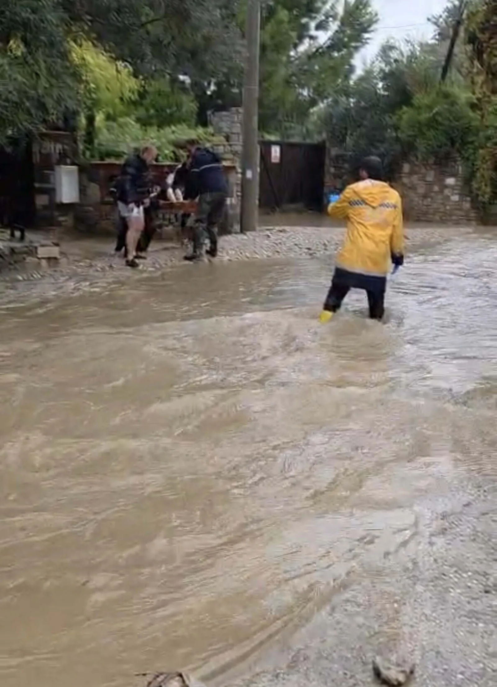 Bodrum’da sağanak; cadde ve sokaklar göle döndü, araçlar yolda kaldı (3)