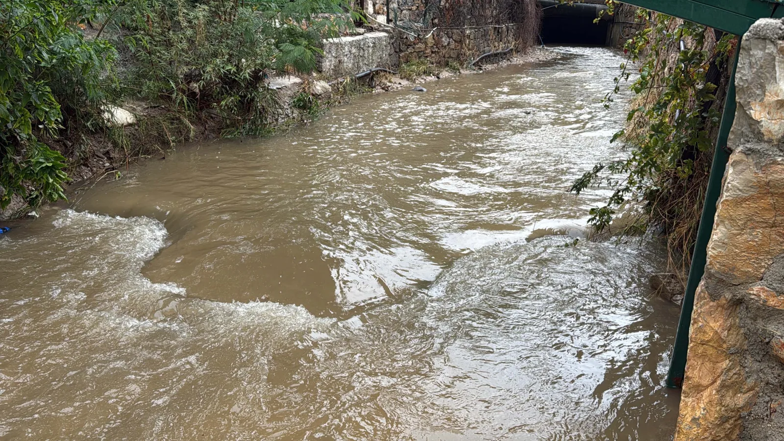 Bodrum’da sağanak; cadde ve sokaklar göle döndü, araçlar yolda kaldı (3)