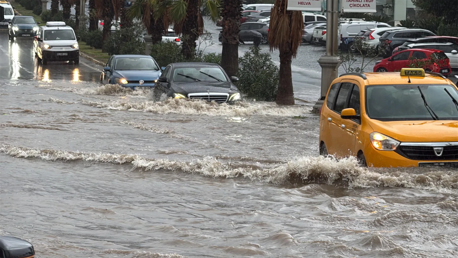 Bodrum’da sağanak; cadde ve sokaklar göle döndü, araçlar yolda kaldı
