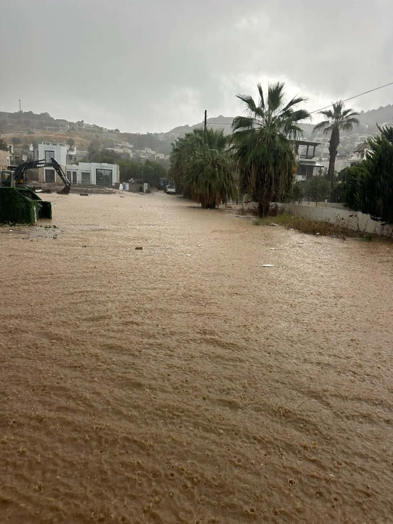 Bodrum'da sağanak; yollar göle döndü, iş yerlerini su bastı