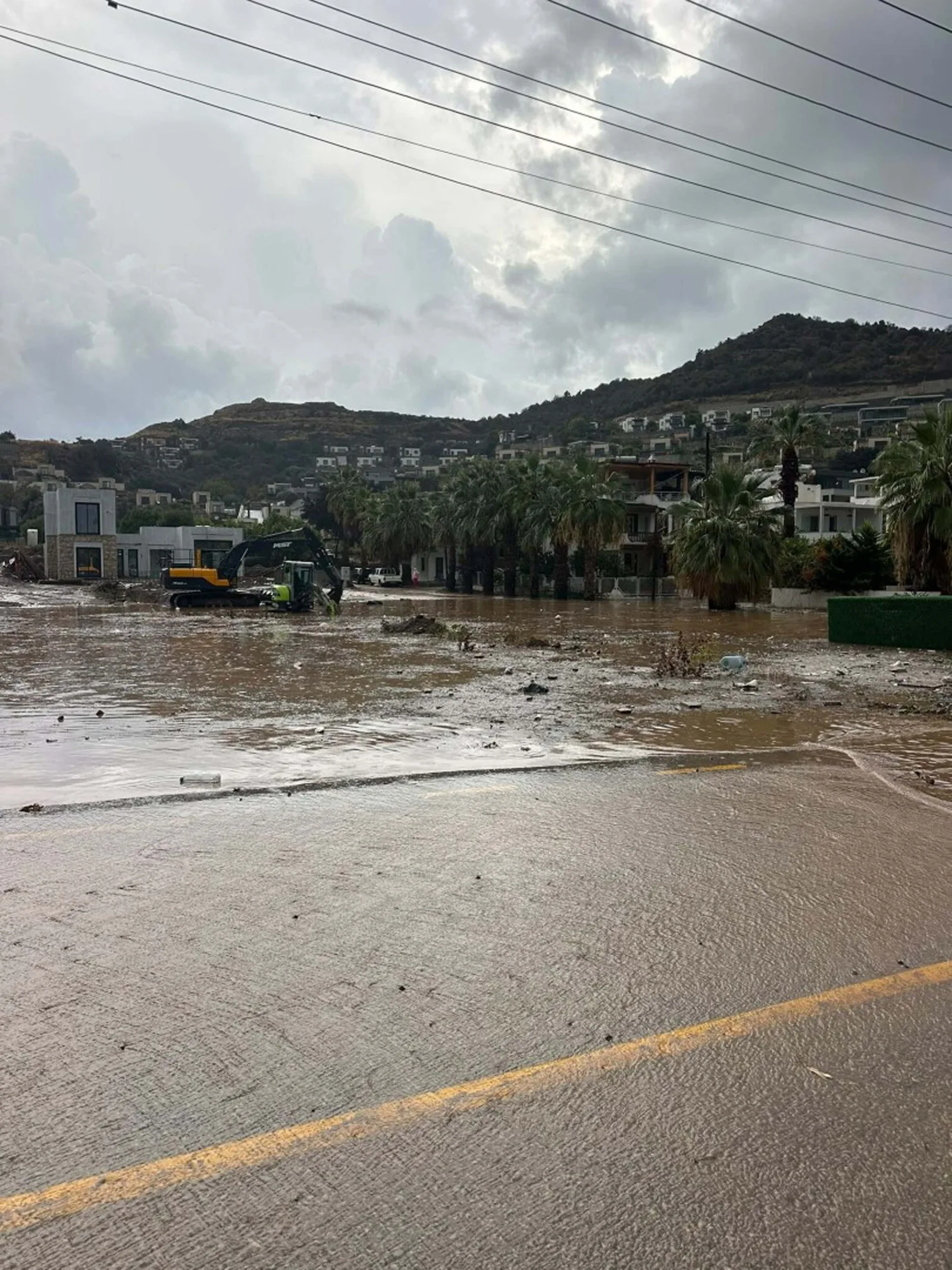 Bodrum'da sağanak; yollar göle döndü, iş yerlerini su bastı