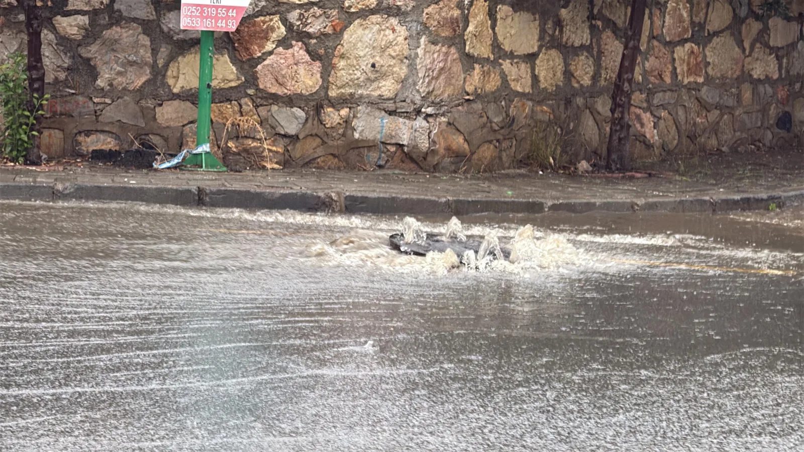 Bodrum'da sağanak; yollar göle döndü, iş yerlerini su bastı / Ek fotoğraflar