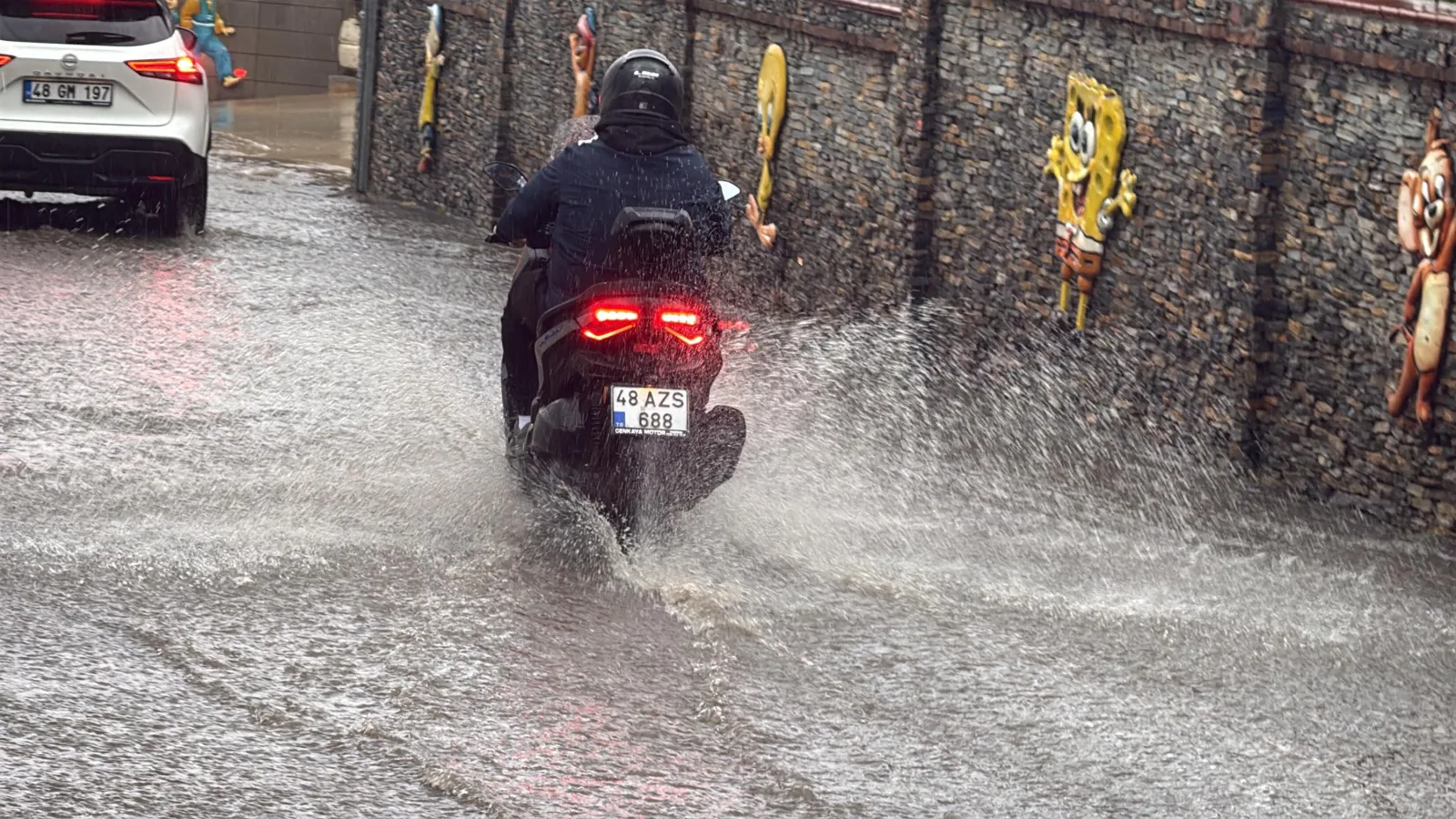 Bodrum'da sağanak; yollar göle döndü, iş yerlerini su bastı / Ek fotoğraflar