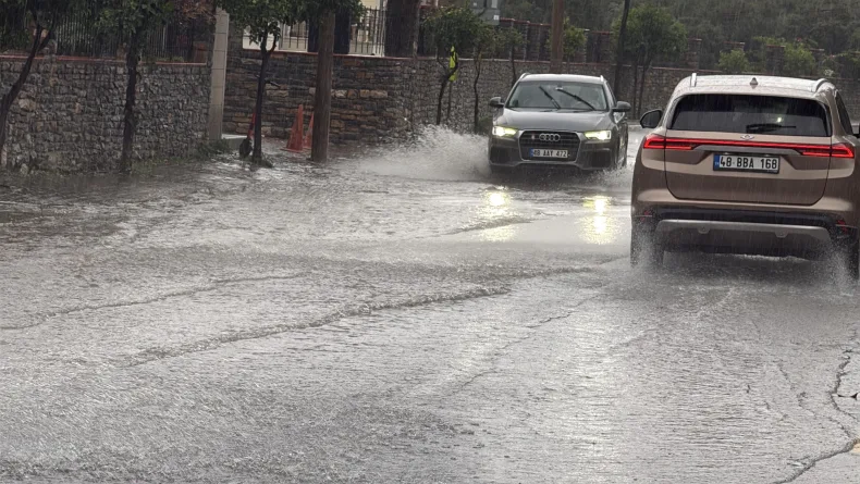 Bodrum'da sağanak; yollar göle döndü, iş yerlerini su bastı / Ek fotoğraflar