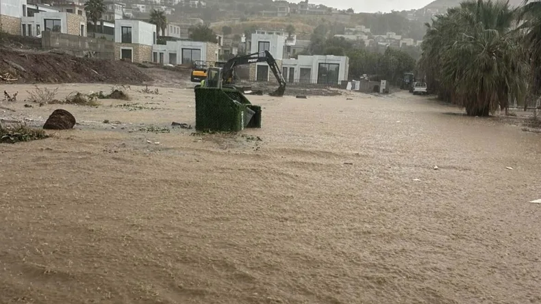 Bodrum'da sağanak; yollar göle döndü, iş yerlerini su bastı