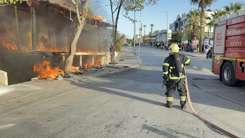 Bodrum'da tadilat yapılan işyerinin bulunduğu binada yangın