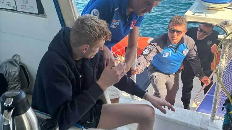 Boğulma tehlikesi geçiren turisti deniz polisi kurtardı