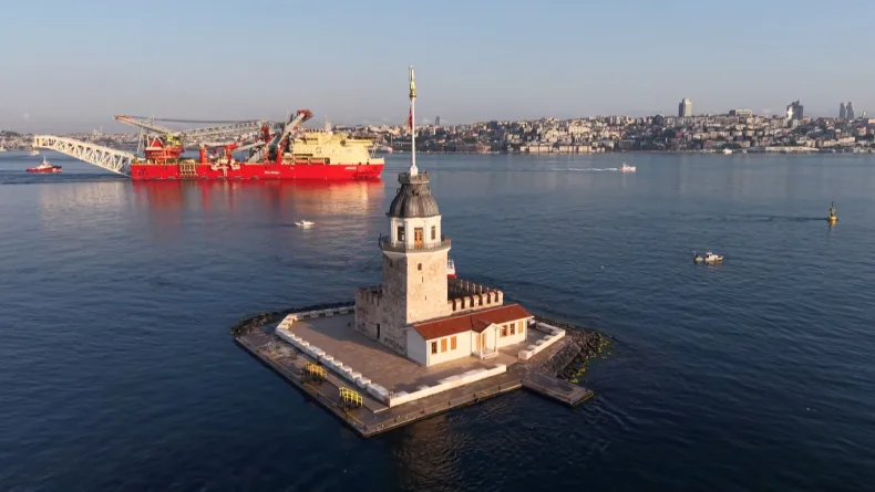 Boru döşeme gemisi 'JSD6000' İstanbul Boğazı'ndan geçti
