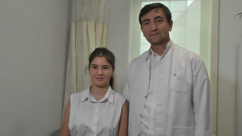 Boynundaki fazla kaburga ameliyatla alınan Alisya, piyanosuna kavuştu