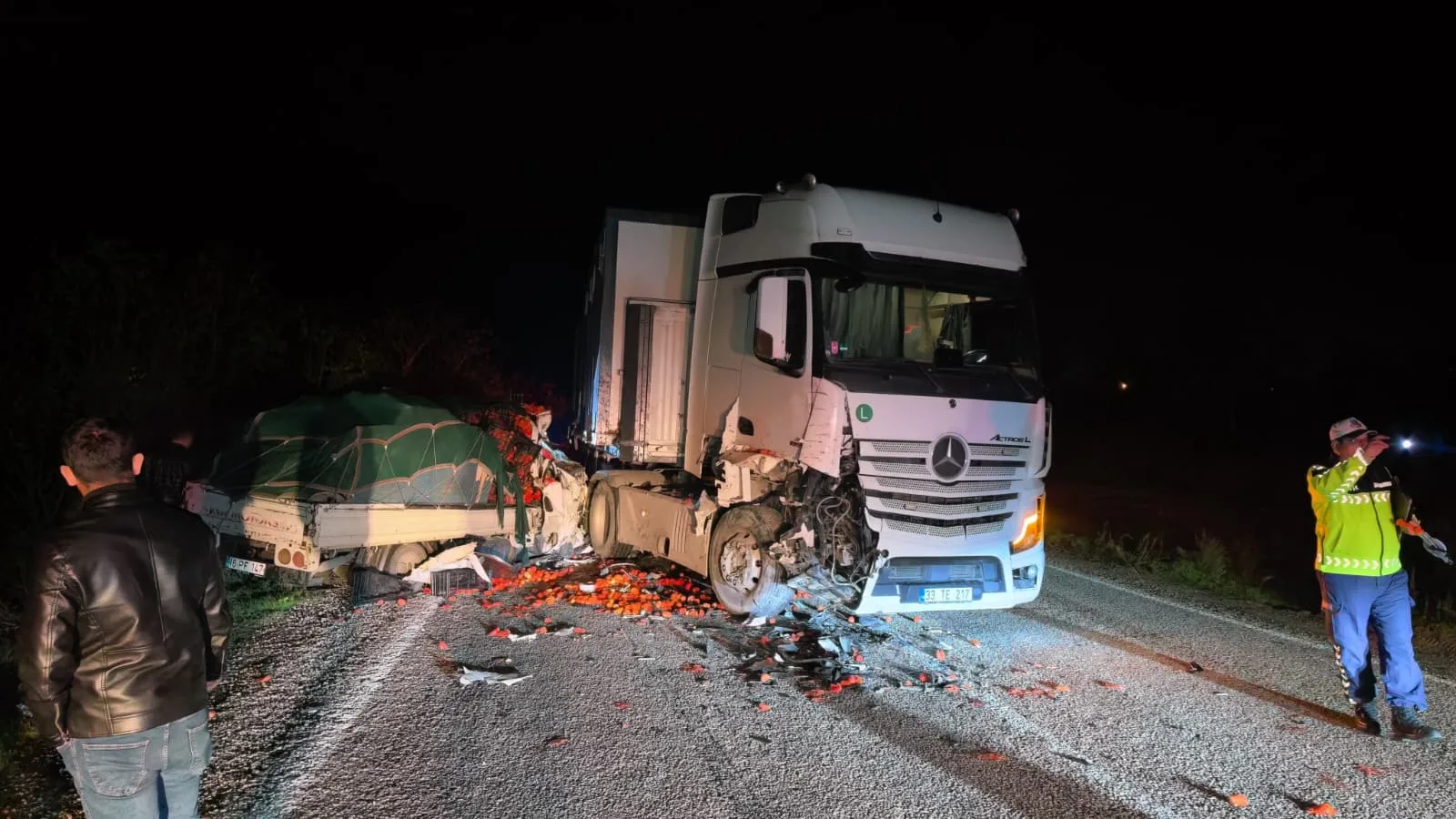 Bursa'da domates yüklü kamyonet TIR'la çarpıştı: 2 ağır yaralı
