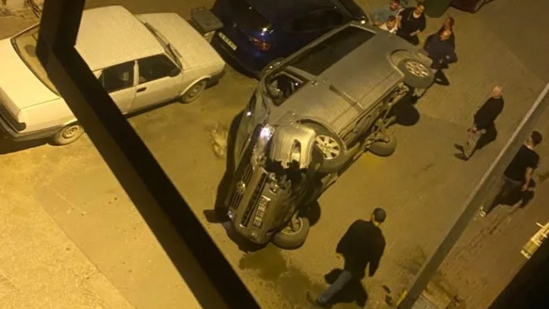 Bursa'da elektrik panosuna çarpıp devrilen minibüsün sürücüsü kaçtı