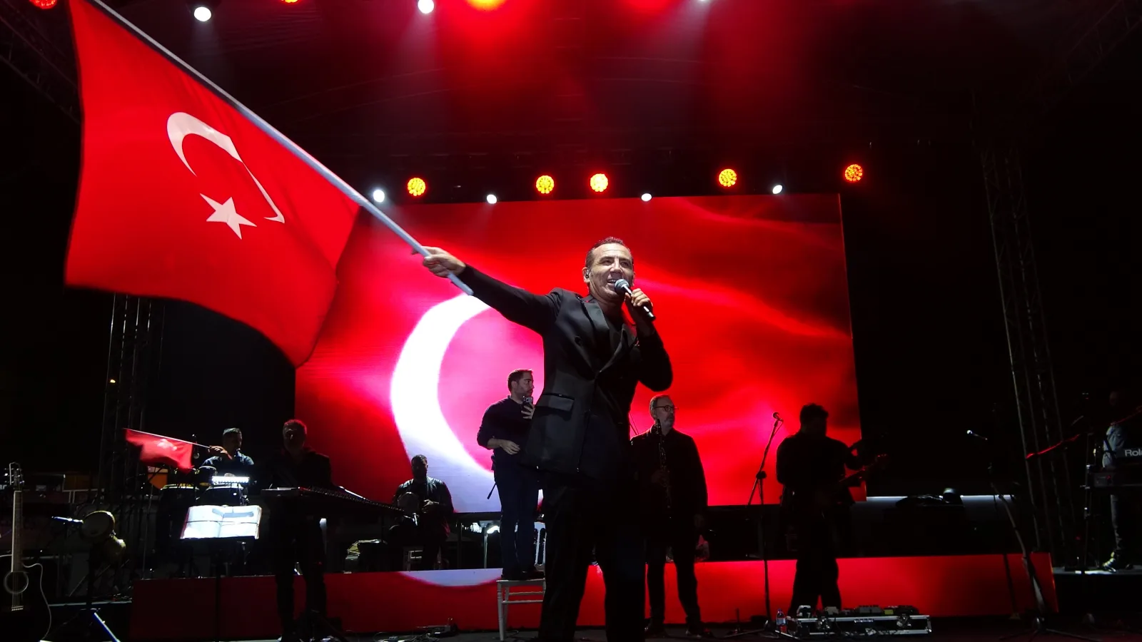 Bursa’da Ferhat Göçer’den Cumhuriyet Bayramı konseri