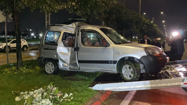 Bursa'da hafif ticari araç refüjdeki ağaca çarptı: 2 yaralı