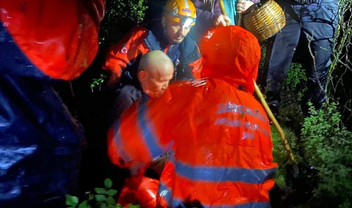 Bursa’da kaybolan çift bulundu; ekipler yaşlı adamı sırtında taşıdı