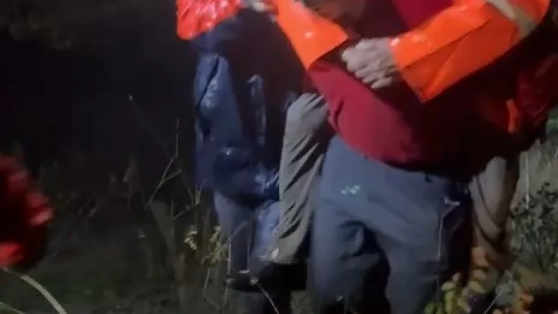 Bursa’da kaybolan çift bulundu; ekipler yaşlı adamı sırtında taşıdı