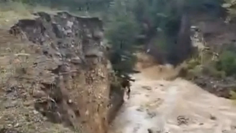 Bursa’da sağanak; dere taştı, mahsur kalanlar kurtarıldı (3)