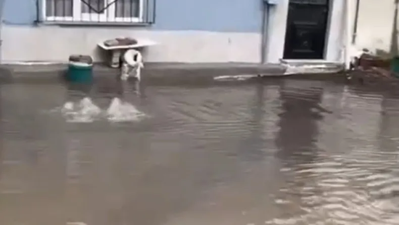 Bursa’da sağanak; yollar göle döndü