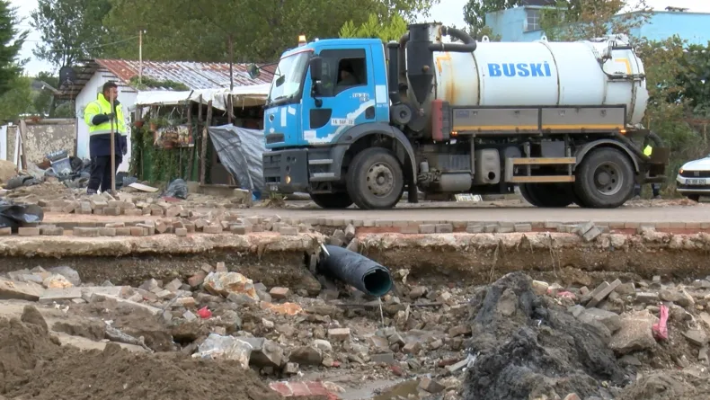 Bursa Mudanya'da sağanakta su basan evlerde temizlik ve hasar tespit çalışmaları sürüyor