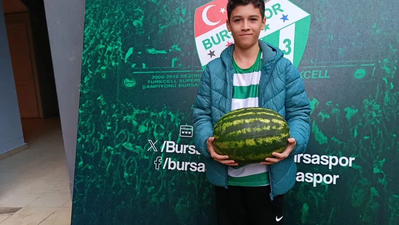 Bursaspor taraftarlar, Iheanacho'ya bagaj dolusu karpuz hediye etti