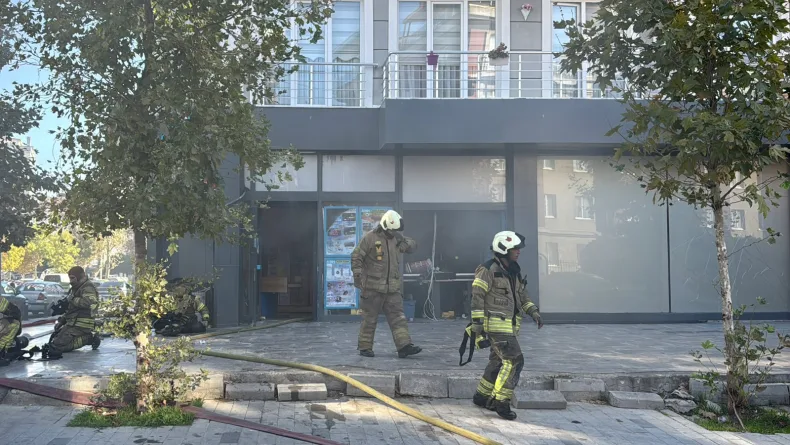 Büyükçekmece’de marketin deposunda yangın