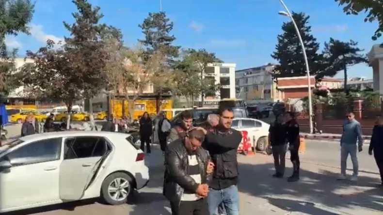 Büyükçekmece’de memurluk vaadiyle 5 kişiyi dolandıran sahte savcı tutuklandı