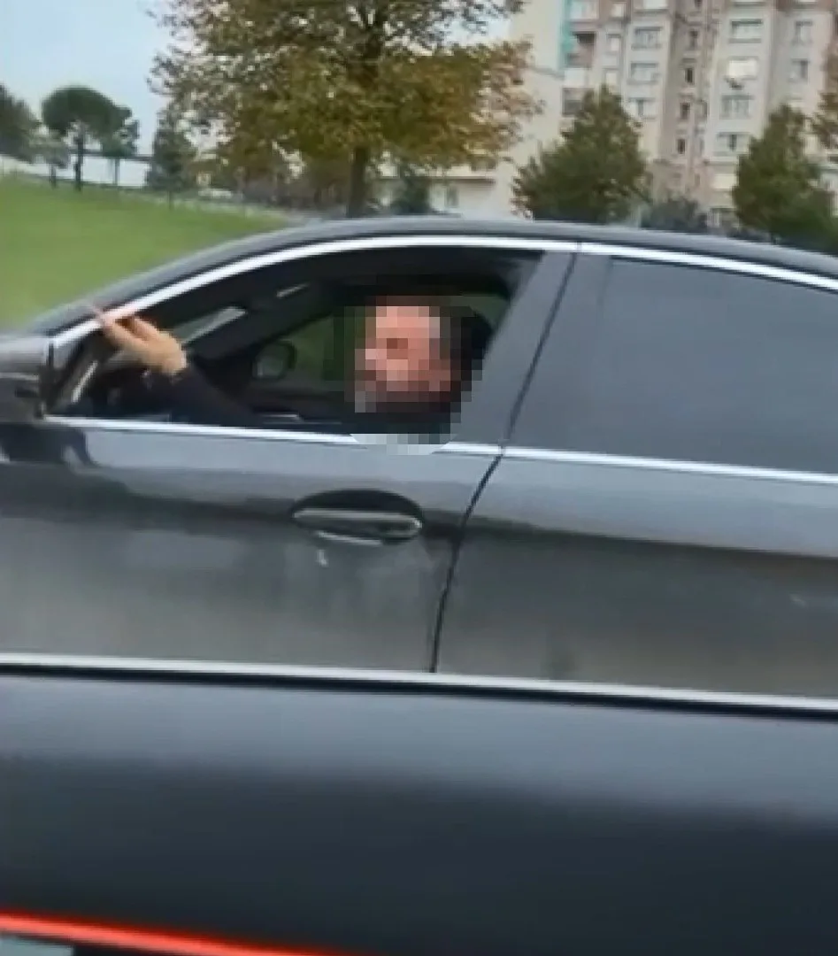 Büyükçekmece'de trafikte tartıştığı sürücünün otomobiline çarptı