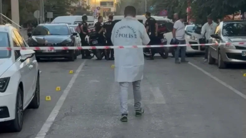 Cadde ortasında silahlı kavga; 2’si yoldan geçen 3 kişi yaralandı