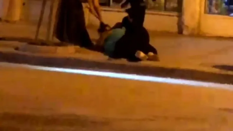 Caddede iki kadının sopalı kavgası kamerada
