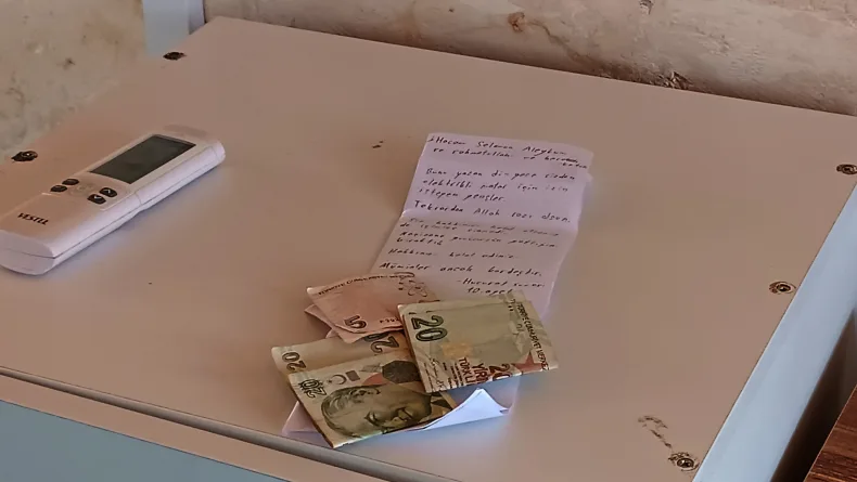 Camide elektrikli motosikleti şarj edip, 45 lira ve not bıraktılar