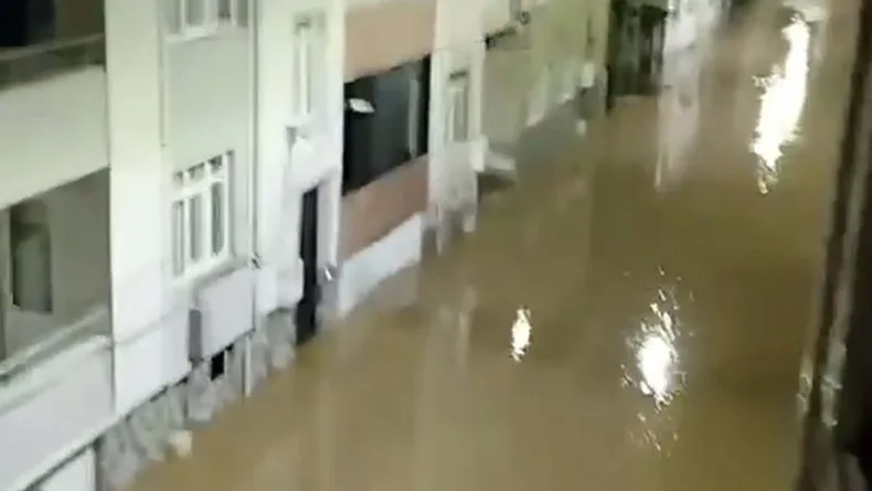 Çanakkale Biga’da sağanak; cadde ve sokaklar göle döndü
