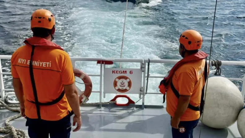 Çanakkale Boğazı'nda sürüklenen tekne kurtarıldı