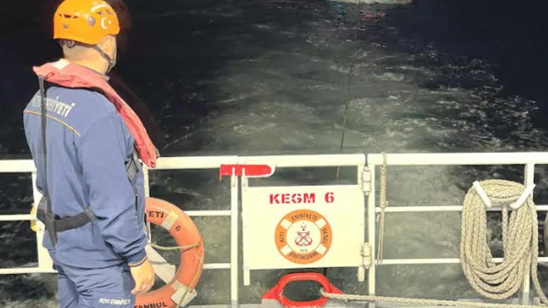 Çanakkale Boğazı'nda sürüklenen tekne kurtarıldı