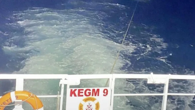 Çanakkale Boğazı'nda sürüklenen tekne kurtarıldı