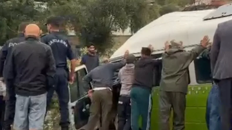 Çanakkale'de minibüs su kanalına devrildi; 1 ölü, 2 yaralı