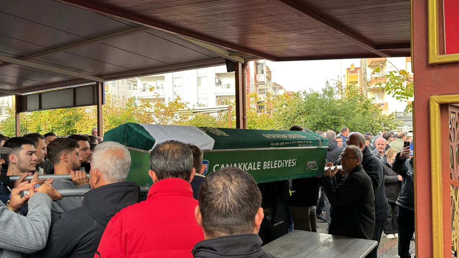 Çanakkale'de otomobil aydınlatma direğine çarptı: 2 ölü (3)