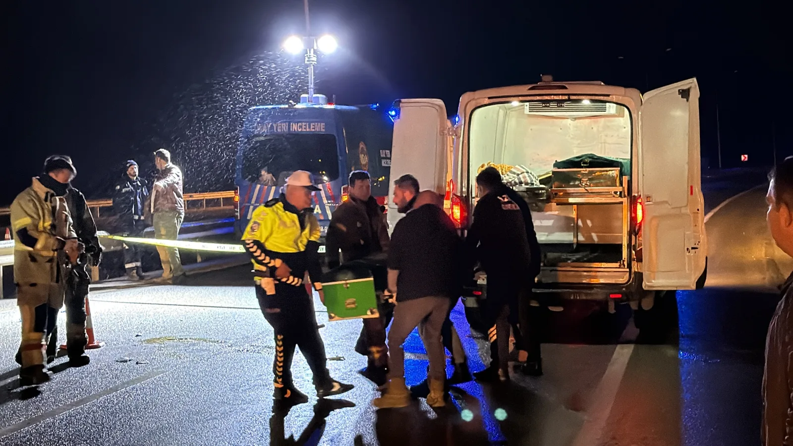 Çanakkale’de otomobil aydınlatma direğine çarptı: 2 ölü