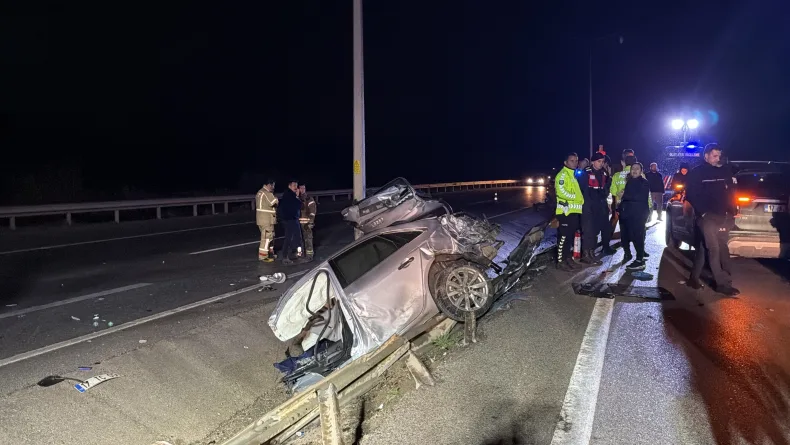 Çanakkale’de otomobil aydınlatma direğine çarptı: 2 ölü