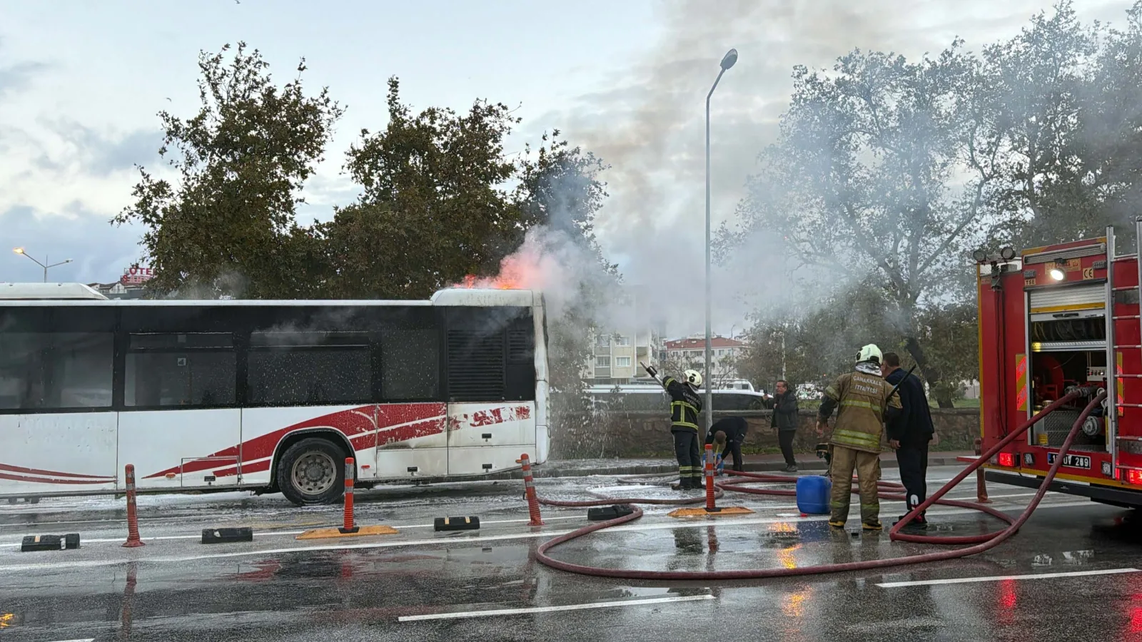 Çanakkale'de özel halk otobüsü yangında kullanılamaz hale geldi