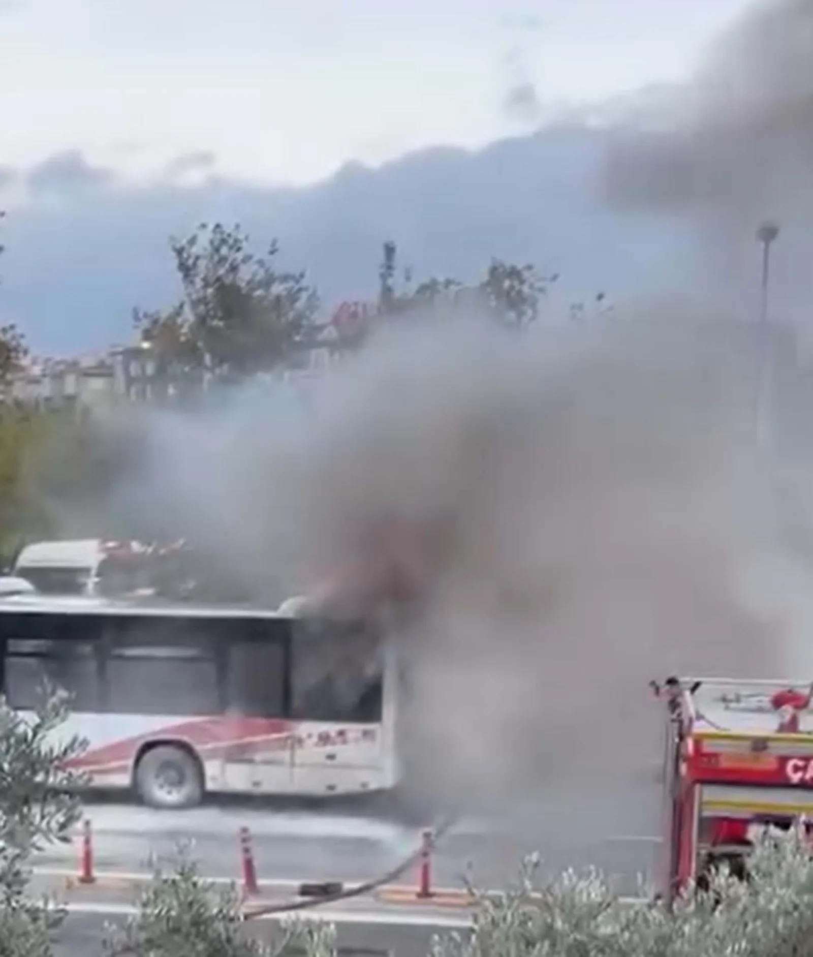 Çanakkale'de özel halk otobüsü yangında kullanılamaz hale geldi