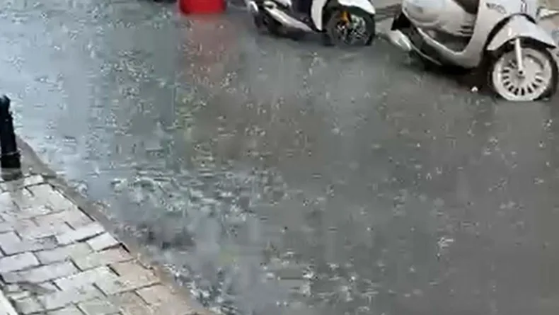 Çanakkale’de sağanak nedeniyle yollar göle döndü