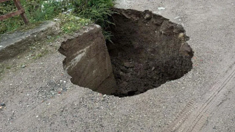 Çanakkale’de yol çöktü, tekneler karaya vurdu