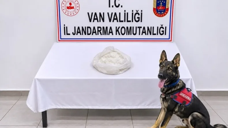 Çantasında 1 kilo metamfetamin çıkan yolcu tutuklandı