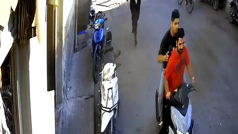 Çantasını gasbeden şüphelinin peşinden koştu