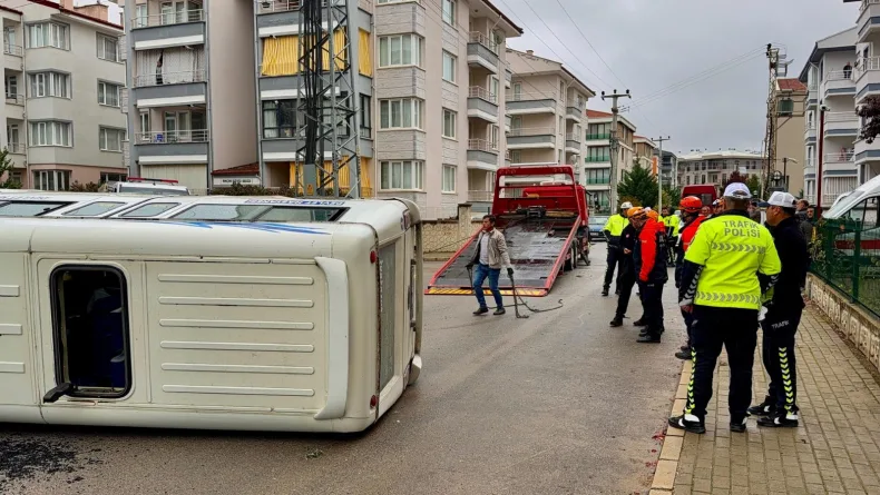 Çarpışan 2 minibüsten biri devrildi: 16 yaralı