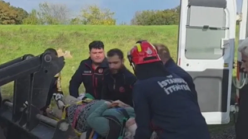 Çatalca'da sağanakta dere taştı; kolu kırılan kadın kepçeyle karşıya geçirildi