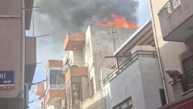 Çatı katında çıkan yangın, söndürüldü