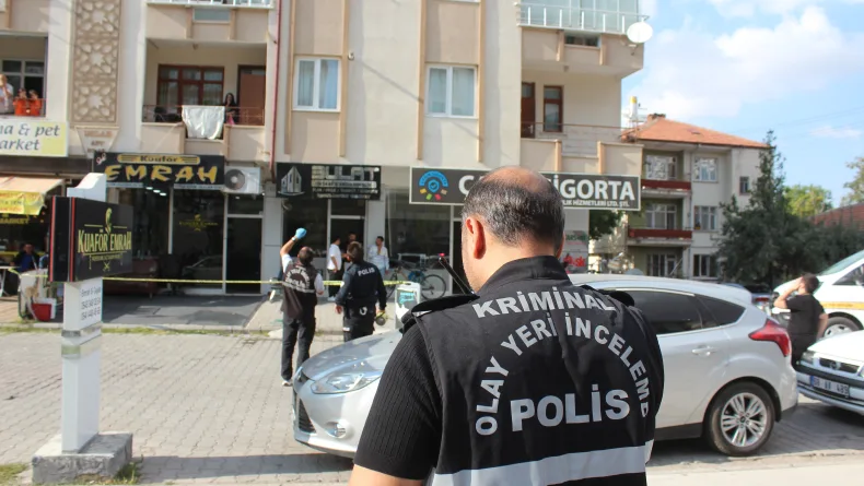 Çay içerken 5’inci kattan düşüp ağır yaralandı