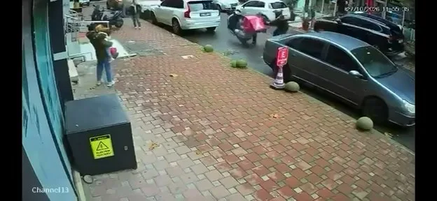 Çekmeköy'de aküsü değiştirilen motosiklet hareket etti; araçla savrulup yere düştü