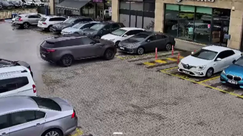 Çekmeköy’de sürücü fren yerine gaza bastı; cip çarptığı otomobille kafeye girdi