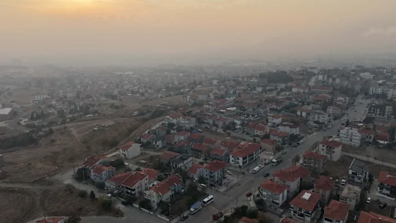 Çeltik hasadı sonrası anız yakımı, ilçeyi duman altında bırakıyor